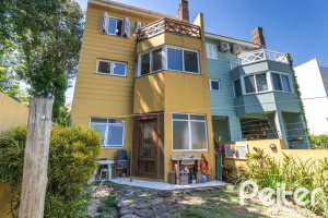 Casa à venda com 250m², 4 dormitórios, 1 suíte, 3 vagas, no bairro Vila Assunção em Porto Alegre