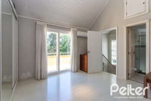 Casa à venda com 250m², 4 dormitórios, 1 suíte, 3 vagas, no bairro Vila Assunção em Porto Alegre