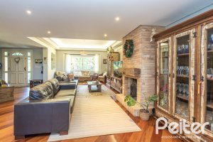 Casa à venda com 250m², 4 dormitórios, 1 suíte, 3 vagas, no bairro Vila Assunção em Porto Alegre