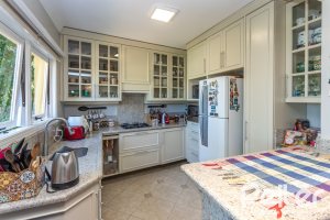 Casa à venda com 250m², 4 dormitórios, 1 suíte, 3 vagas, no bairro Vila Assunção em Porto Alegre