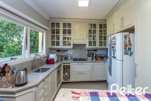 Casa à venda com 250m², 4 dormitórios, 1 suíte, 3 vagas, no bairro Vila Assunção em Porto Alegre