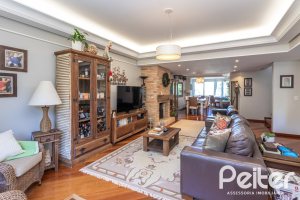 Casa à venda com 250m², 4 dormitórios, 1 suíte, 3 vagas, no bairro Vila Assunção em Porto Alegre