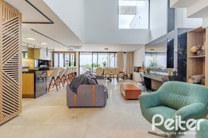 Casa à venda com 380m², 4 dormitórios, 4 suítes, 4 vagas, no bairro Vila Assunção em Porto Alegre