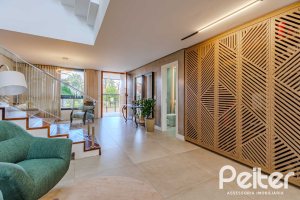 Casa à venda com 380m², 4 dormitórios, 4 suítes, 4 vagas, no bairro Vila Assunção em Porto Alegre