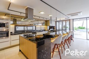 Casa à venda com 380m², 4 dormitórios, 4 suítes, 4 vagas, no bairro Vila Assunção em Porto Alegre