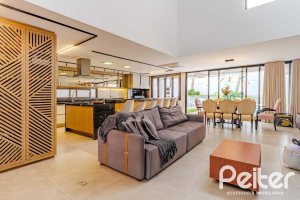 Casa à venda com 380m², 4 dormitórios, 4 suítes, 4 vagas, no bairro Vila Assunção em Porto Alegre