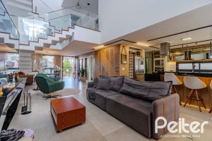 Casa à venda com 380m², 4 dormitórios, 4 suítes, 4 vagas, no bairro Vila Assunção em Porto Alegre