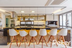 Casa à venda com 380m², 4 dormitórios, 4 suítes, 4 vagas, no bairro Vila Assunção em Porto Alegre