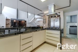 Casa à venda com 380m², 4 dormitórios, 4 suítes, 4 vagas, no bairro Vila Assunção em Porto Alegre