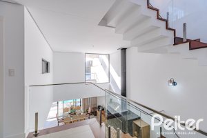 Casa à venda com 380m², 4 dormitórios, 4 suítes, 4 vagas, no bairro Vila Assunção em Porto Alegre