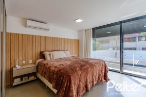 Casa à venda com 380m², 4 dormitórios, 4 suítes, 4 vagas, no bairro Vila Assunção em Porto Alegre