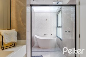 Casa à venda com 380m², 4 dormitórios, 4 suítes, 4 vagas, no bairro Vila Assunção em Porto Alegre