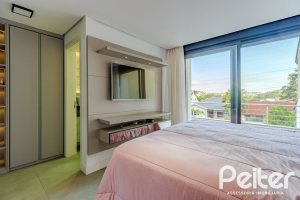 Casa à venda com 380m², 4 dormitórios, 4 suítes, 4 vagas, no bairro Vila Assunção em Porto Alegre