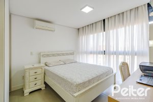 Casa à venda com 380m², 4 dormitórios, 4 suítes, 4 vagas, no bairro Vila Assunção em Porto Alegre