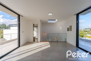 Casa à venda com 380m², 4 dormitórios, 4 suítes, 4 vagas, no bairro Vila Assunção em Porto Alegre