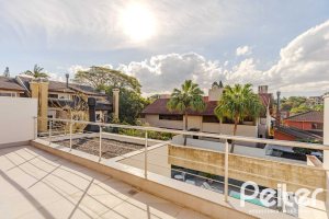 Casa à venda com 380m², 4 dormitórios, 4 suítes, 4 vagas, no bairro Vila Assunção em Porto Alegre