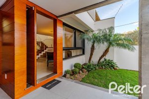 Casa à venda com 380m², 4 dormitórios, 4 suítes, 4 vagas, no bairro Vila Assunção em Porto Alegre