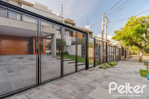 Casa à venda com 380m², 4 dormitórios, 4 suítes, 4 vagas, no bairro Vila Assunção em Porto Alegre