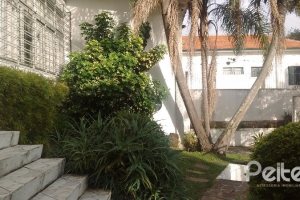 Casa à venda com 200m², 3 dormitórios, 1 suíte, 2 vagas, no bairro Tristeza em Porto Alegre