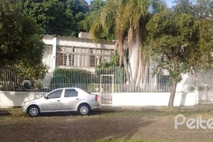 Casa à venda com 200m², 3 dormitórios, 1 suíte, 2 vagas, no bairro Tristeza em Porto Alegre