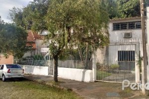 Casa à venda com 200m², 3 dormitórios, 1 suíte, 2 vagas, no bairro Tristeza em Porto Alegre