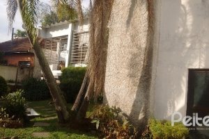 Casa à venda com 200m², 3 dormitórios, 1 suíte, 2 vagas, no bairro Tristeza em Porto Alegre