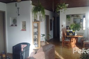 Casa à venda com 200m², 3 dormitórios, 1 suíte, 2 vagas, no bairro Tristeza em Porto Alegre