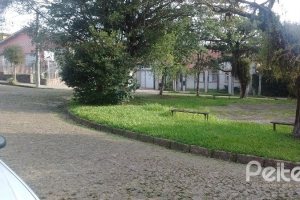 Casa à venda com 200m², 3 dormitórios, 1 suíte, 2 vagas, no bairro Tristeza em Porto Alegre