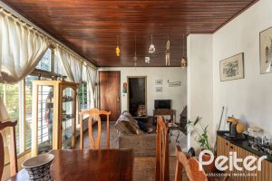 Casa à venda com 200m², 3 dormitórios, 1 suíte, 2 vagas, no bairro Tristeza em Porto Alegre