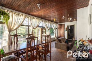 Casa à venda com 200m², 3 dormitórios, 1 suíte, 2 vagas, no bairro Tristeza em Porto Alegre