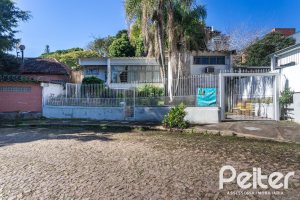 Casa à venda com 200m², 3 dormitórios, 1 suíte, 2 vagas, no bairro Tristeza em Porto Alegre