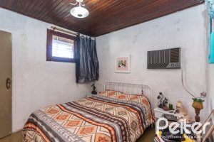 Casa à venda com 200m², 3 dormitórios, 1 suíte, 2 vagas, no bairro Tristeza em Porto Alegre