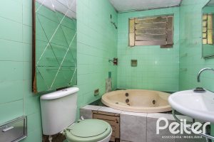Casa à venda com 200m², 3 dormitórios, 1 suíte, 2 vagas, no bairro Tristeza em Porto Alegre
