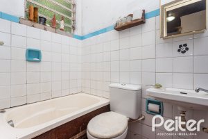 Casa à venda com 200m², 3 dormitórios, 1 suíte, 2 vagas, no bairro Tristeza em Porto Alegre
