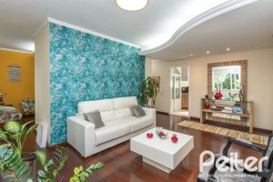 Casa à venda com 393m², 4 dormitórios, 2 suítes, 6 vagas, no bairro Vila Assunção em Porto Alegre