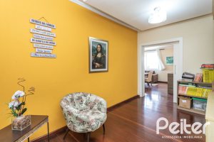 Casa à venda com 393m², 4 dormitórios, 2 suítes, 6 vagas, no bairro Vila Assunção em Porto Alegre