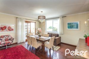 Casa à venda com 393m², 4 dormitórios, 2 suítes, 6 vagas, no bairro Vila Assunção em Porto Alegre