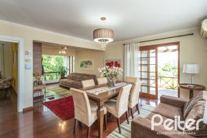 Casa à venda com 393m², 4 dormitórios, 2 suítes, 6 vagas, no bairro Vila Assunção em Porto Alegre