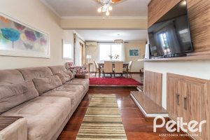 Casa à venda com 393m², 4 dormitórios, 2 suítes, 6 vagas, no bairro Vila Assunção em Porto Alegre