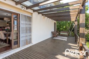 Casa à venda com 393m², 4 dormitórios, 2 suítes, 6 vagas, no bairro Vila Assunção em Porto Alegre