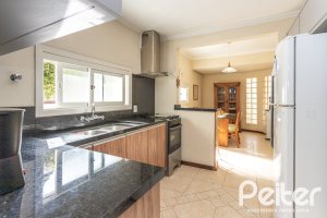 Casa à venda com 393m², 4 dormitórios, 2 suítes, 6 vagas, no bairro Vila Assunção em Porto Alegre