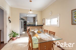 Casa à venda com 393m², 4 dormitórios, 2 suítes, 6 vagas, no bairro Vila Assunção em Porto Alegre