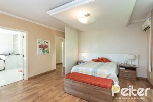 Casa à venda com 393m², 4 dormitórios, 2 suítes, 6 vagas, no bairro Vila Assunção em Porto Alegre