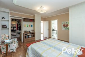 Casa à venda com 393m², 4 dormitórios, 2 suítes, 6 vagas, no bairro Vila Assunção em Porto Alegre