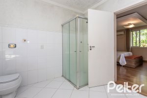 Casa à venda com 393m², 4 dormitórios, 2 suítes, 6 vagas, no bairro Vila Assunção em Porto Alegre