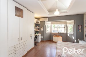 Casa à venda com 393m², 4 dormitórios, 2 suítes, 6 vagas, no bairro Vila Assunção em Porto Alegre