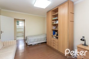 Casa à venda com 393m², 4 dormitórios, 2 suítes, 6 vagas, no bairro Vila Assunção em Porto Alegre