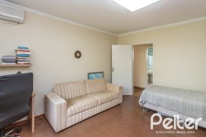 Casa à venda com 393m², 4 dormitórios, 2 suítes, 6 vagas, no bairro Vila Assunção em Porto Alegre