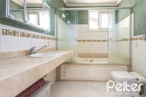 Casa à venda com 393m², 4 dormitórios, 2 suítes, 6 vagas, no bairro Vila Assunção em Porto Alegre