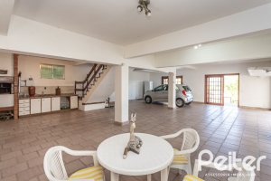 Casa à venda com 393m², 4 dormitórios, 2 suítes, 6 vagas, no bairro Vila Assunção em Porto Alegre